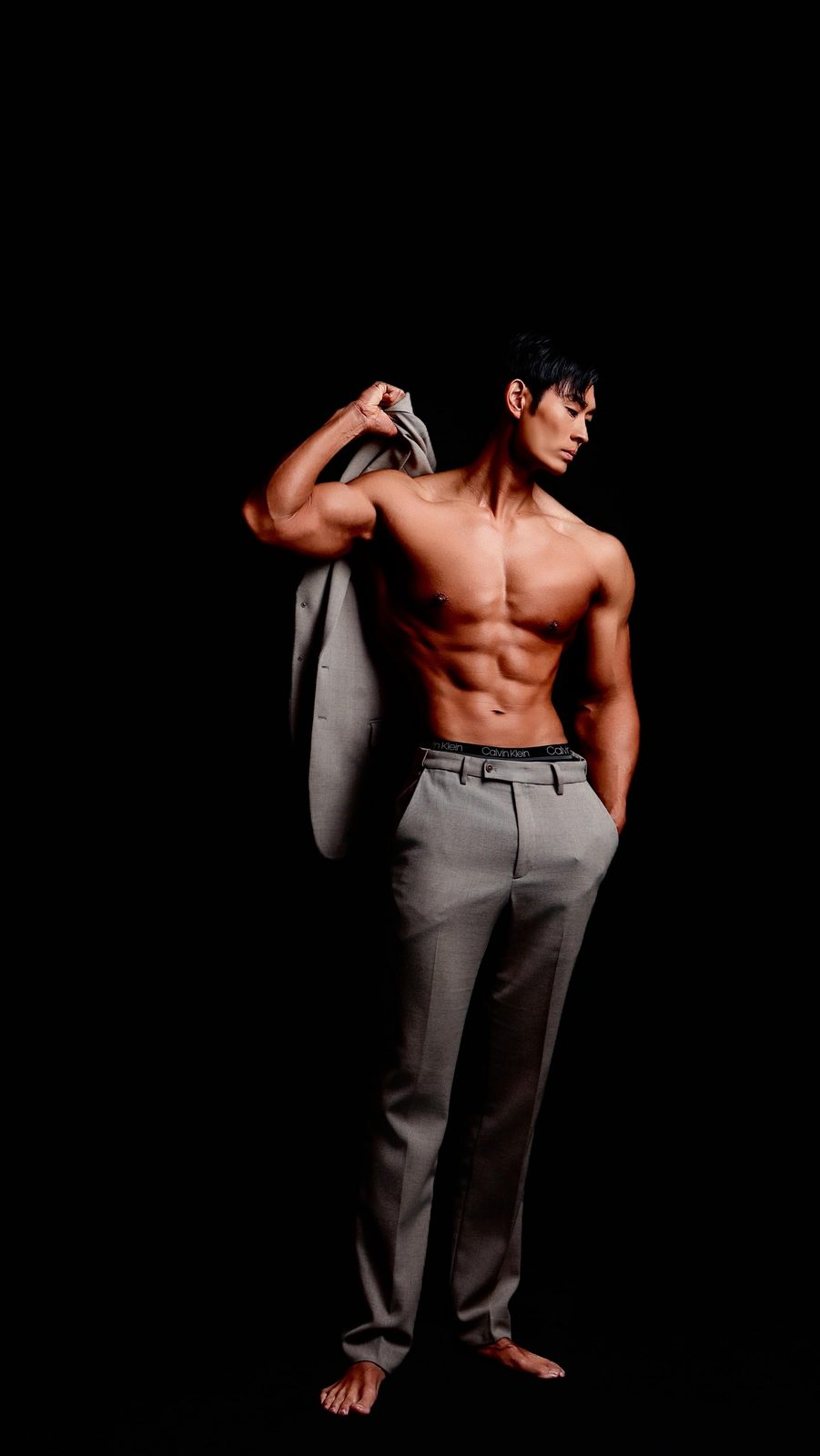재킷을 어깨에 걸친 상반신 바디프로필