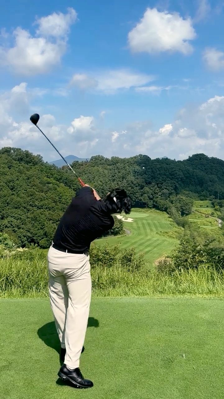 푸른 하늘 아래 피니시 자세의 박기태