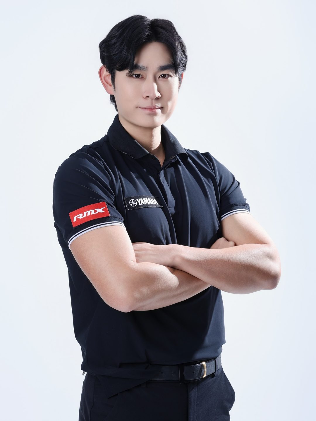 야마하 폴로 셔츠를 입고 팔짱을 낀 박기태