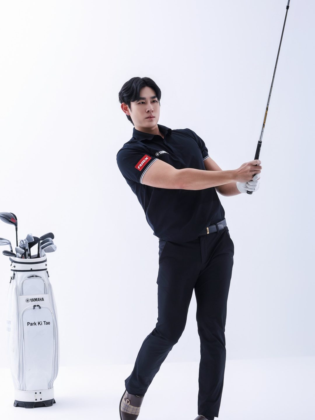 이름이 새겨진 골프백 옆에서 스윙하는 박기태