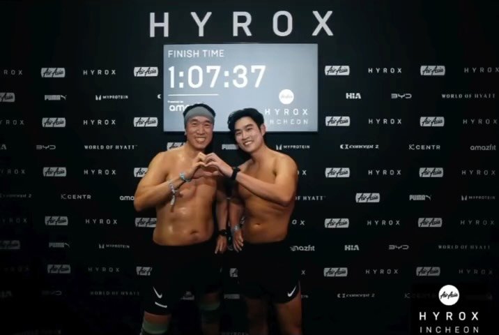 하이록스 인천 결승선 앞, 기록판 1:07:37 아래에서 손하트를 만든 박기태와 파트너